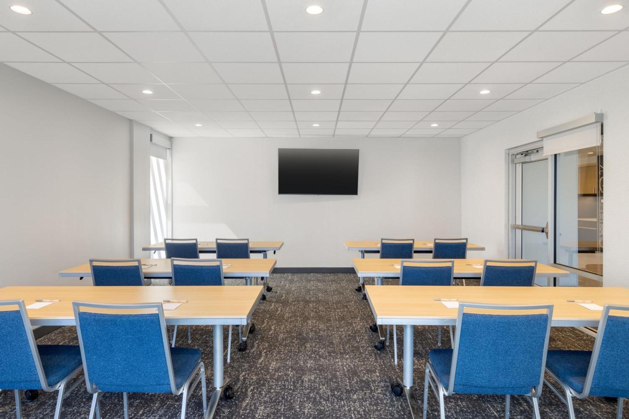 Towneplace Suites By Marriott Geneva At Spire Academy Eksteriør billede