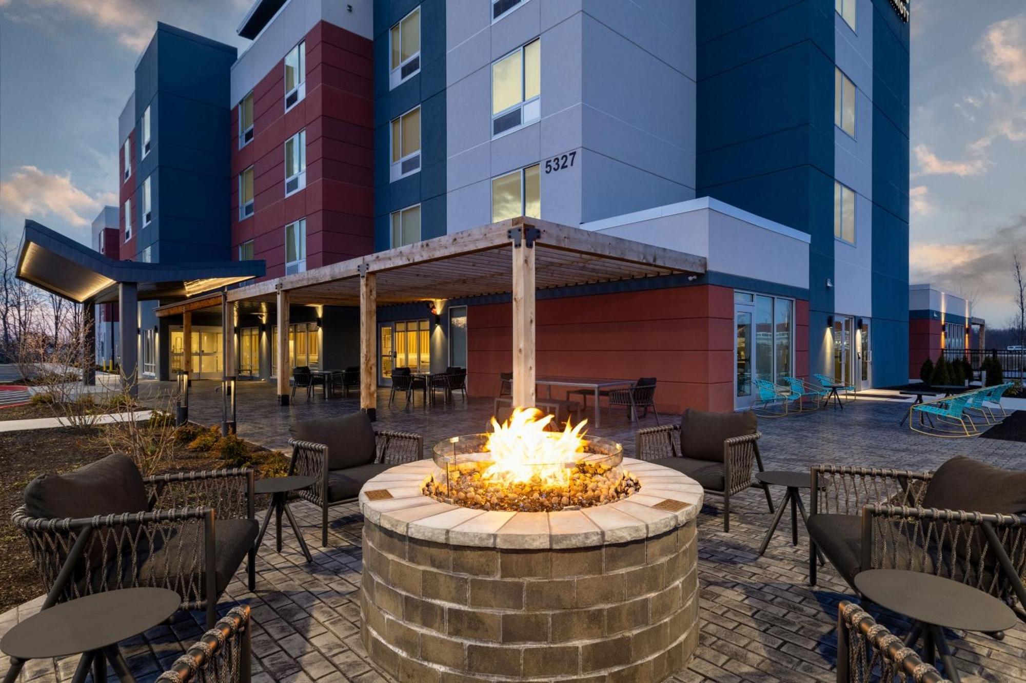 Towneplace Suites By Marriott Geneva At Spire Academy Eksteriør billede